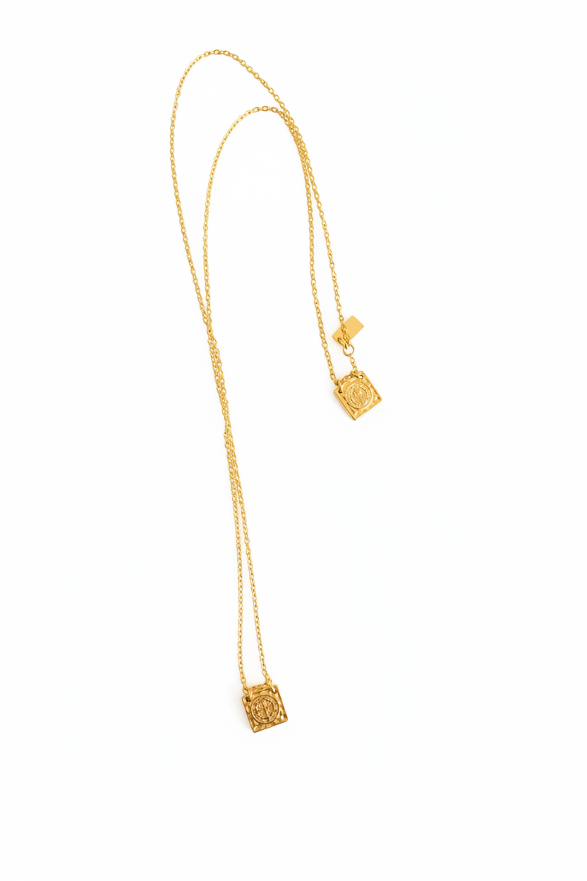 Escapulário dourado longo fundo branco