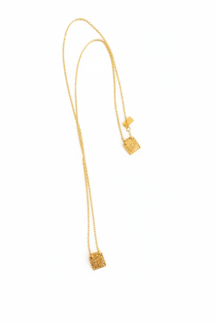 Escapulário dourado longo fundo branco