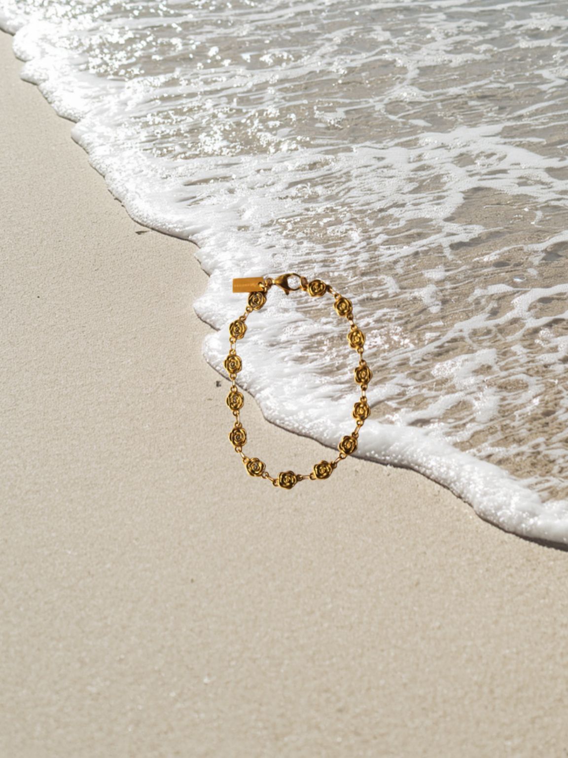 Pulseira em Aço Dourado de Pulso com Rosas