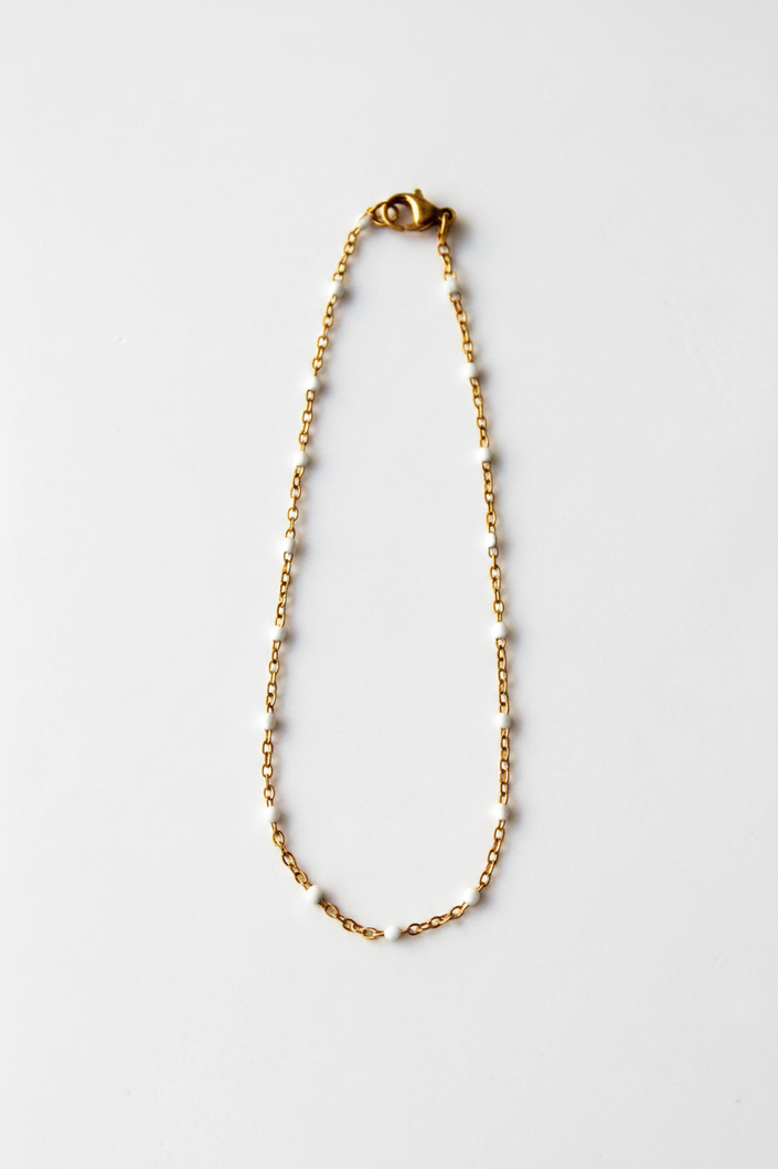 Pulseira Bolinhas Brancas Fundo Branco