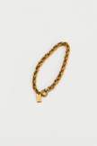 Pulseira dourada com fundo claro
