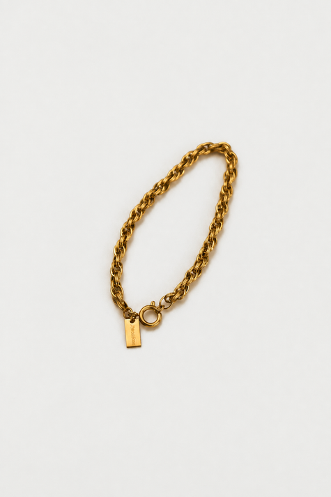 Pulseira dourada com fundo claro