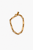Pulseira dourada com fundo claro