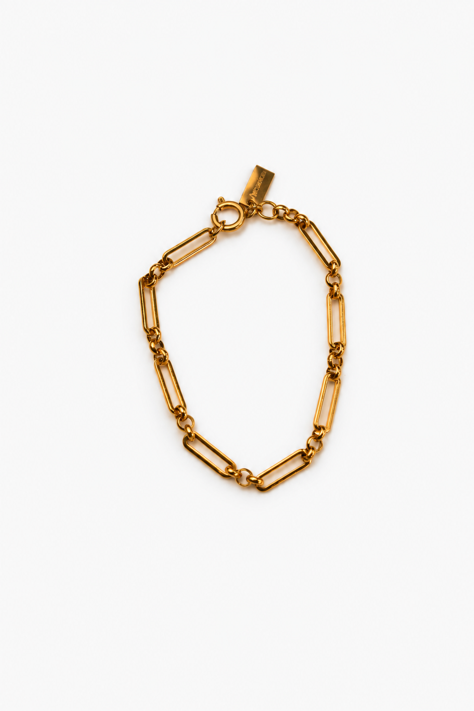 Pulseira dourada com fundo claro