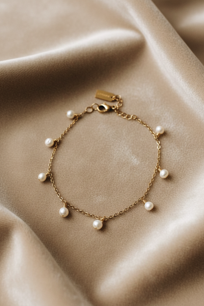 Pulseira dourada com pérolas irregulares - veludo bege