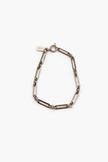 Pulseira prateada com fundo claro