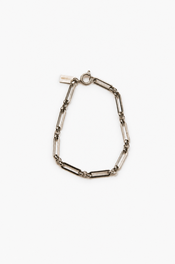 Pulseira prateada com fundo claro