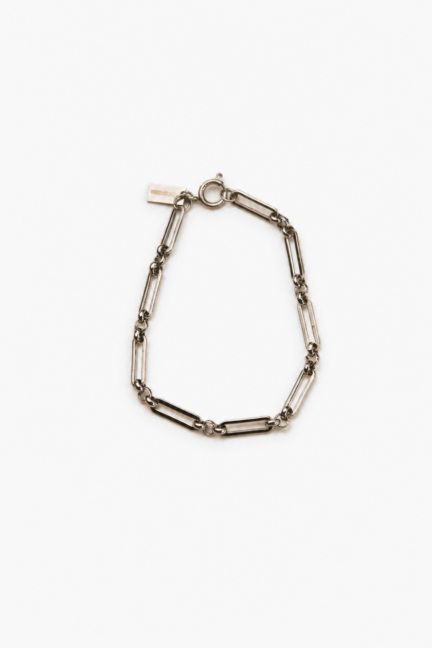 Pulseira prateada com fundo claro