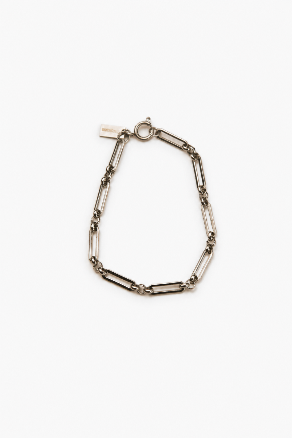 Pulseira prateada com fundo claro