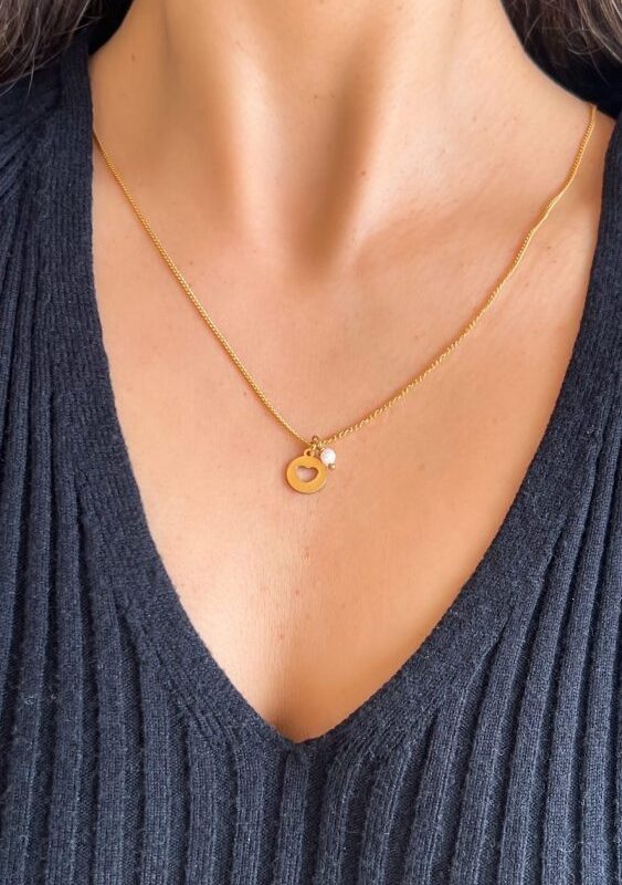 Colar em Aço Dourado com Coração Dentro do Pendente