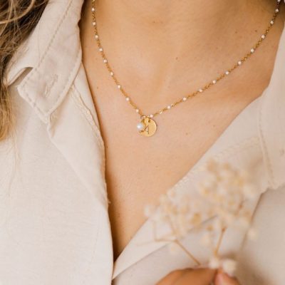 Colar em Aço Dourado com Bolinhas Brancas e Letra com Pérola