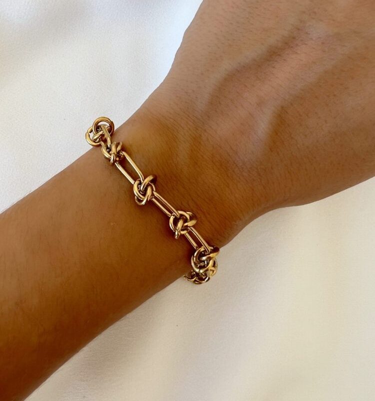 Pulseira em Aço Dourado Contemporâneo com Nós na Malha