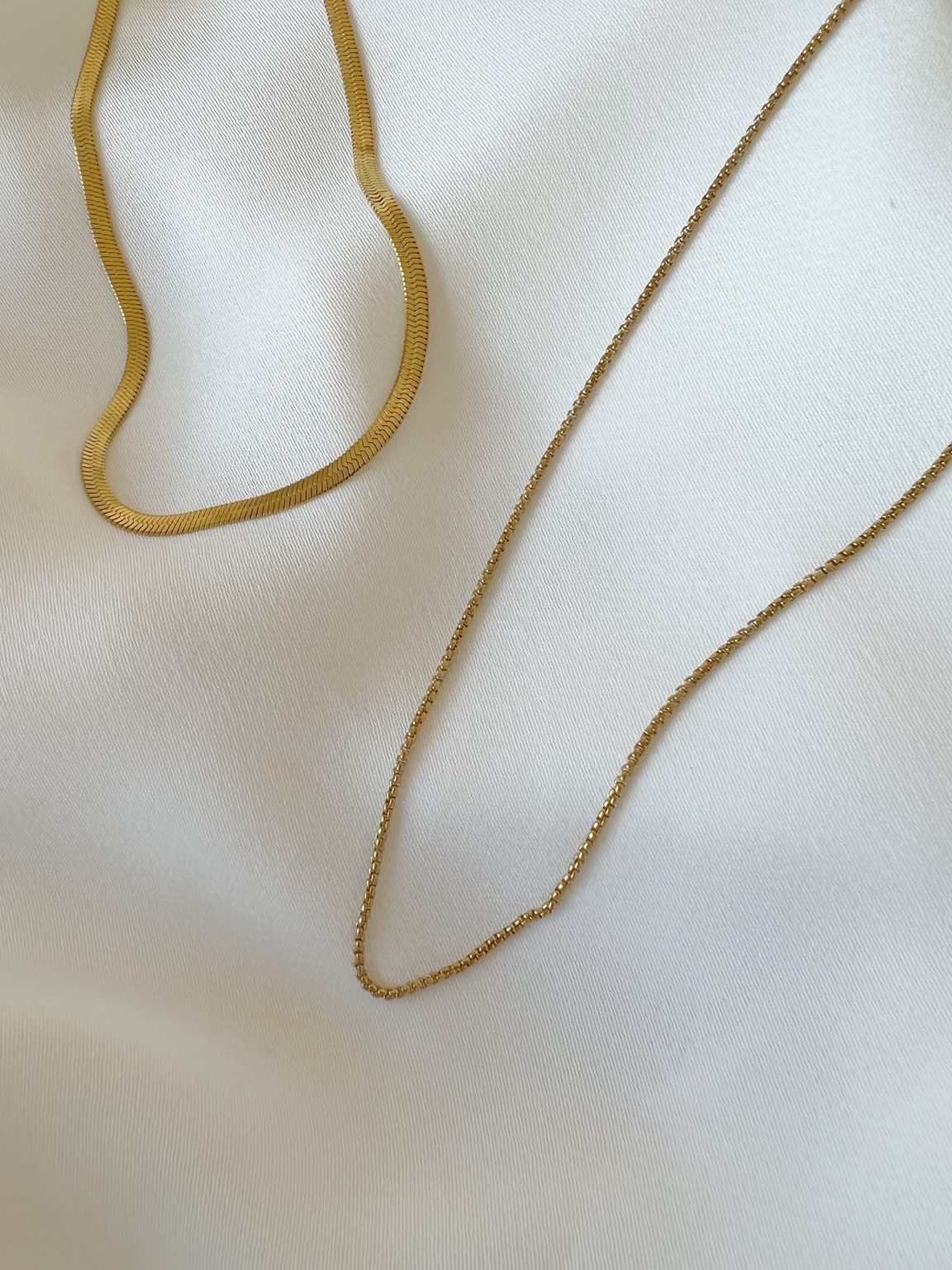 Colar em Aço Dourado Minimalista Fininho1