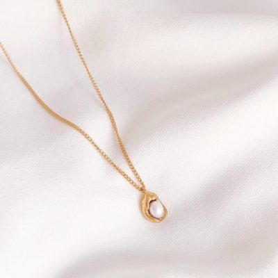 Colar em Aço Dourado com Pendente Pequenino com Pérola