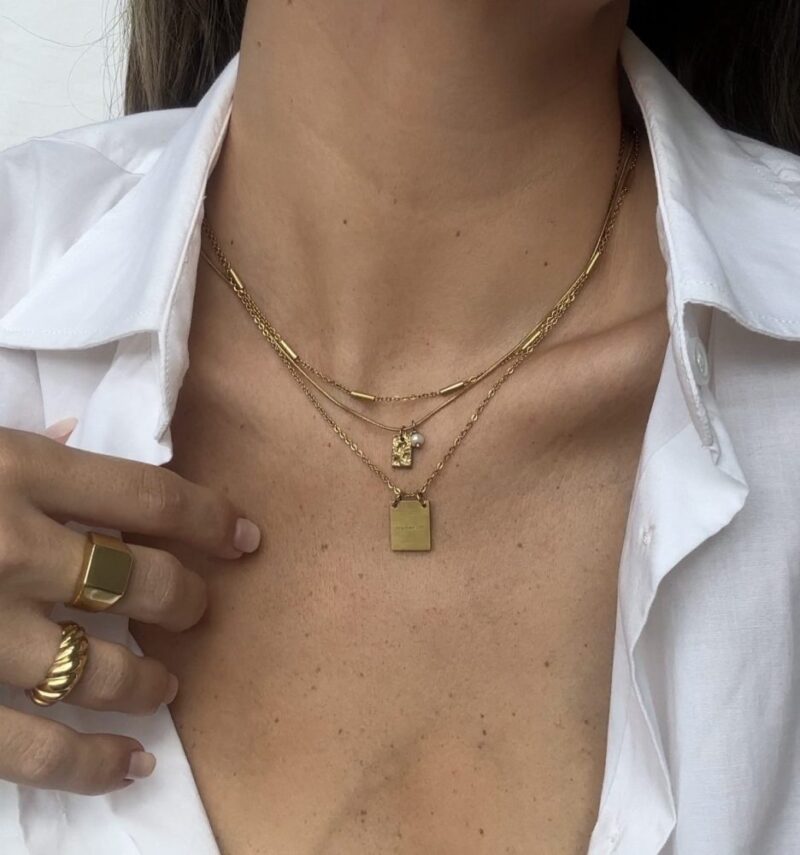 Colar em Aço Dourado com Pendente Pequenino e Pérola