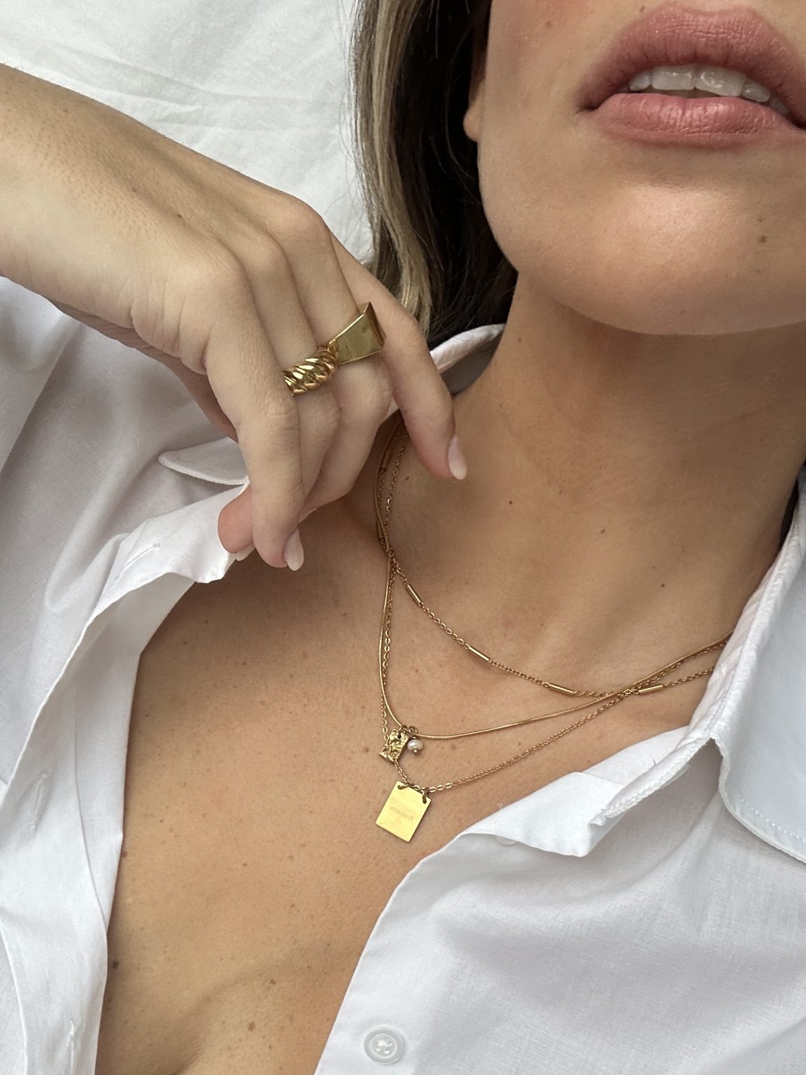 Colar em Aço Dourado com Pendente Pequenino e Pérola