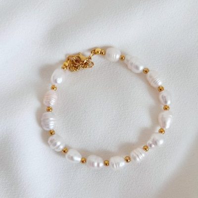 Pulseira em Aço Dourada com Pérolas e Esferas