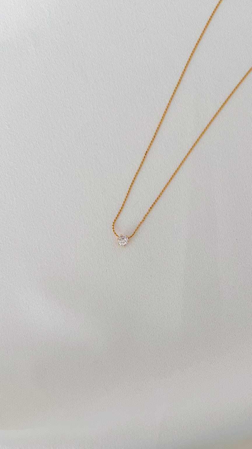 Colar em Aço Dourado Minimalista com Brilhante