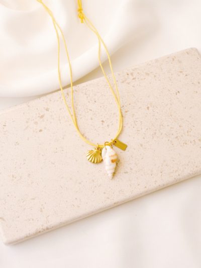 Colar Duplo Amarelo de Corda com Pendentes