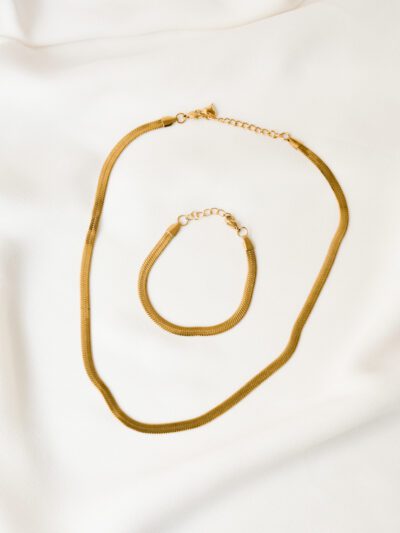 Conjunto em Aço Colar e Pulseira Achatada em Dourado