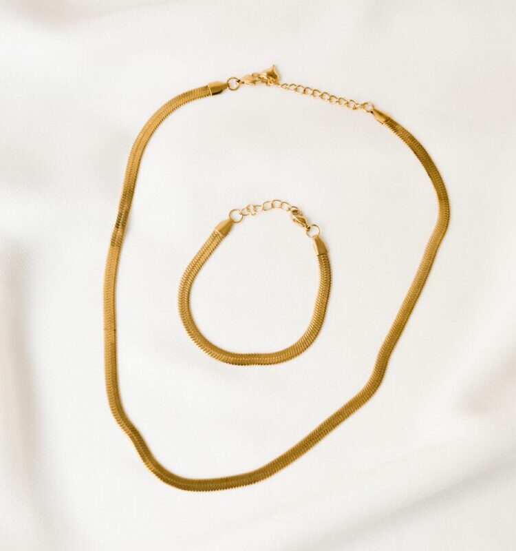 Conjunto em Aço Colar e Pulseira Achatada em Dourado