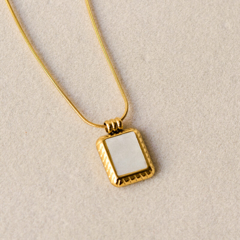 Colar em Aço Dourado com Pendente Rectangular Madrepérola