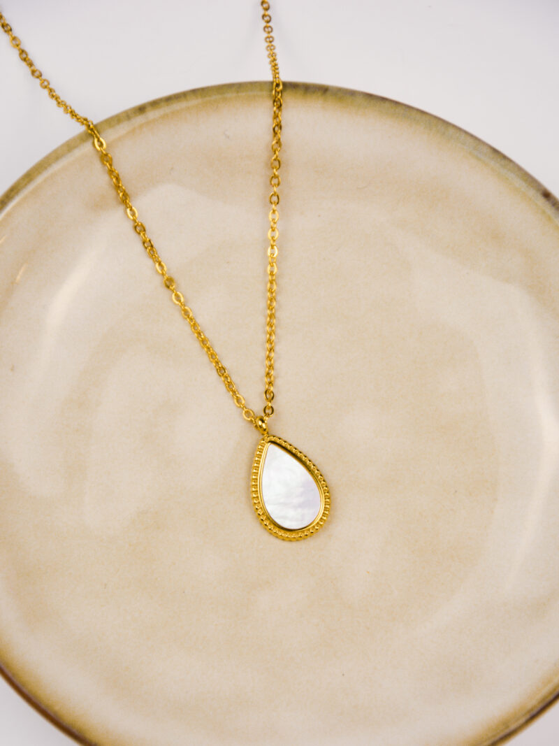 Colar em Aço Dourado com Pendente Gota Madrepérola