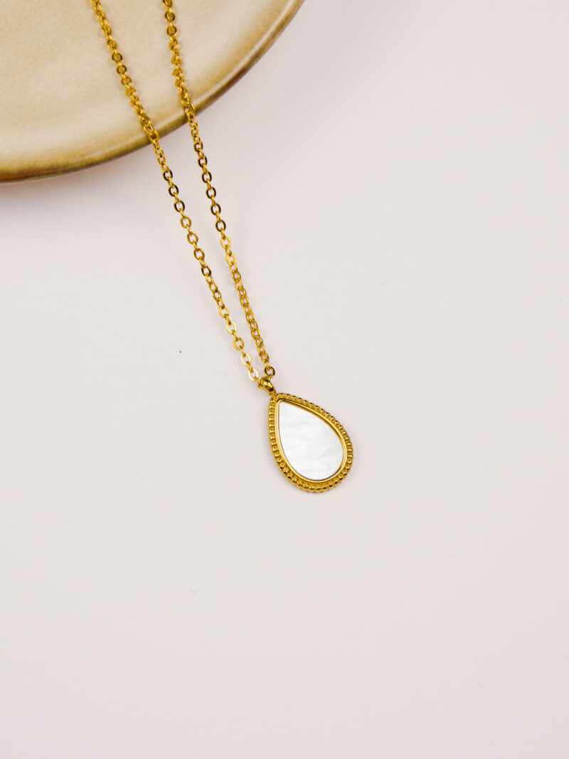 Colar em Aço Dourado com Pendente Gota Madrepérola